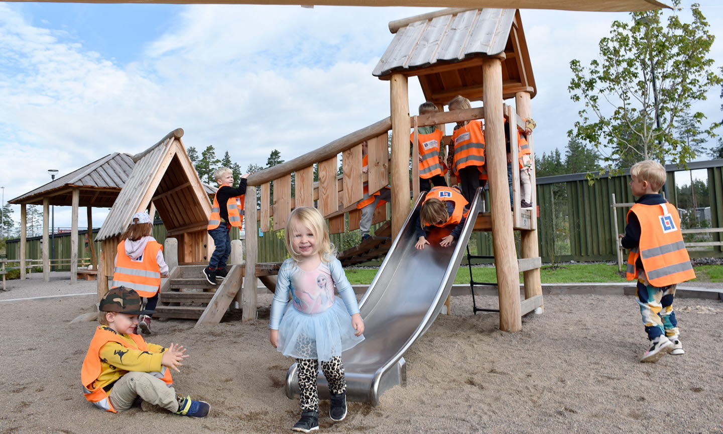 barn leker i förskolan Stormyrens nya lekplats