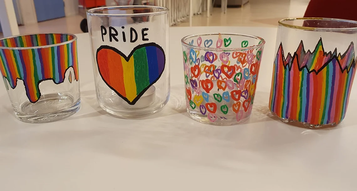 Glas målade i regnbågsfärger