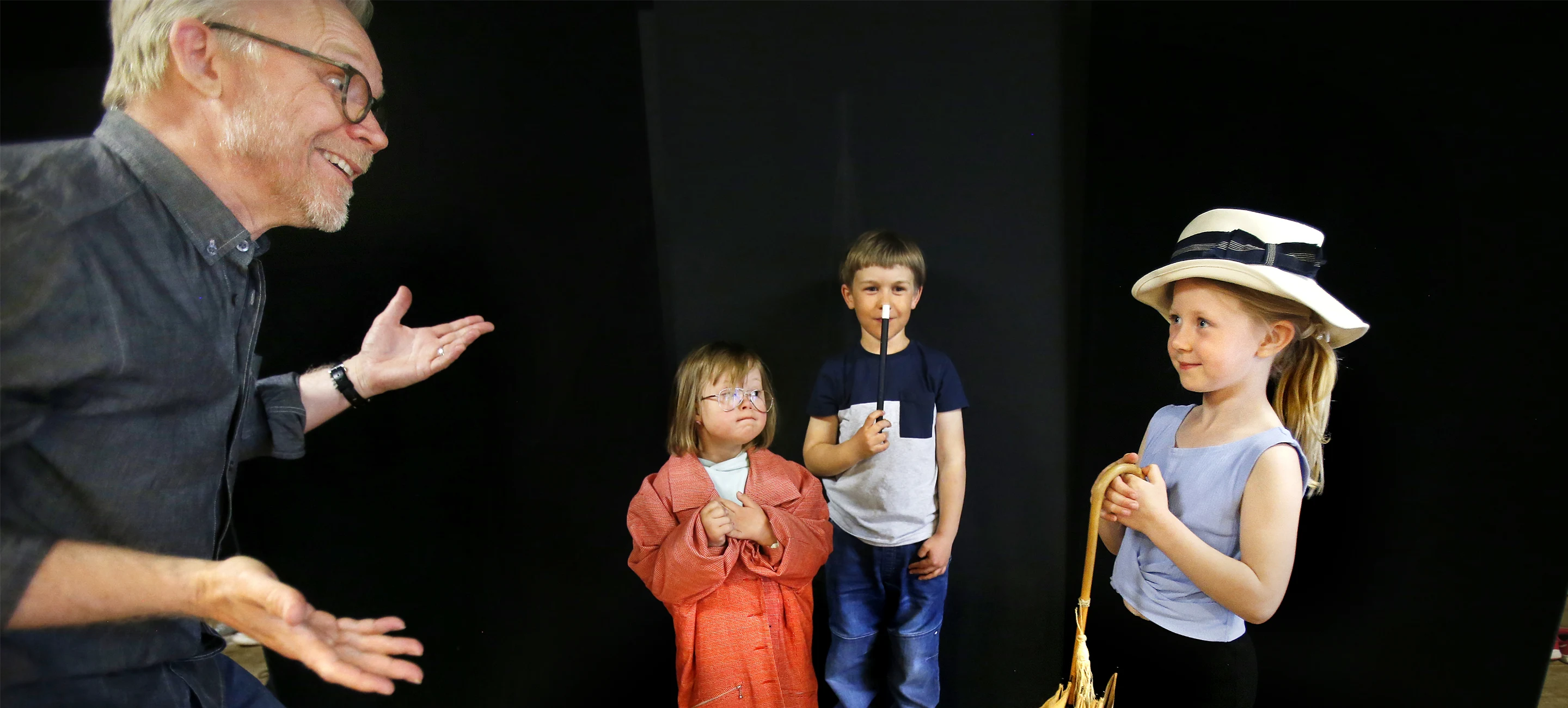 Grupp av barn som spelar teater