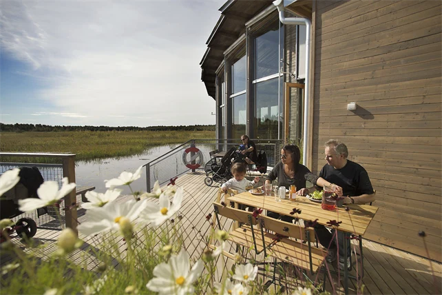 Ett barn i lekträdgården 
