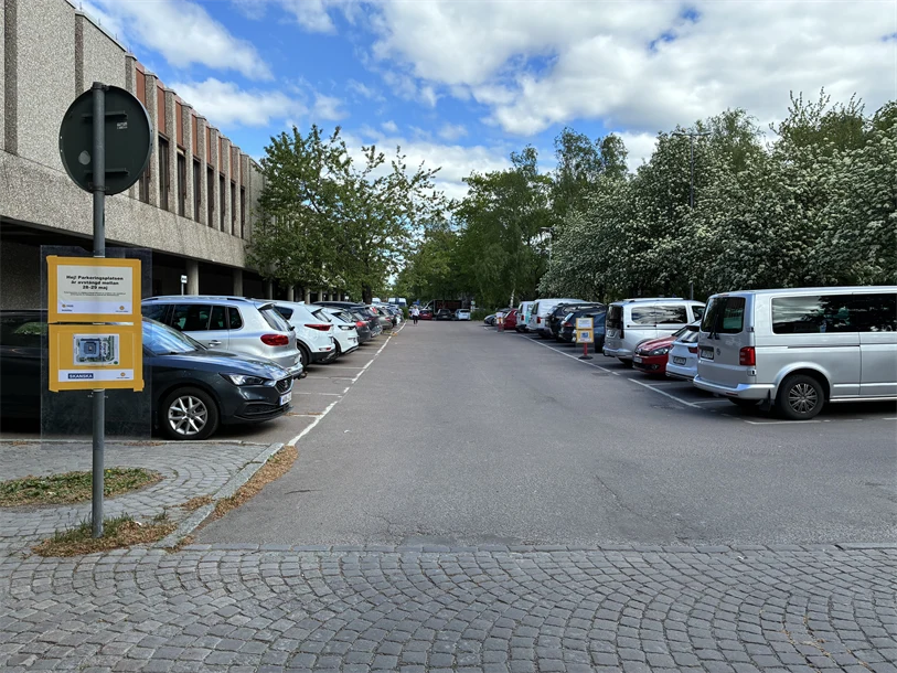 Parkering bibliotekshuset östa sidan