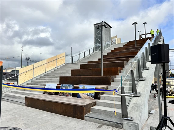 Trädgårdslänken redo för invigning – snart tas de första stegen över bron.
