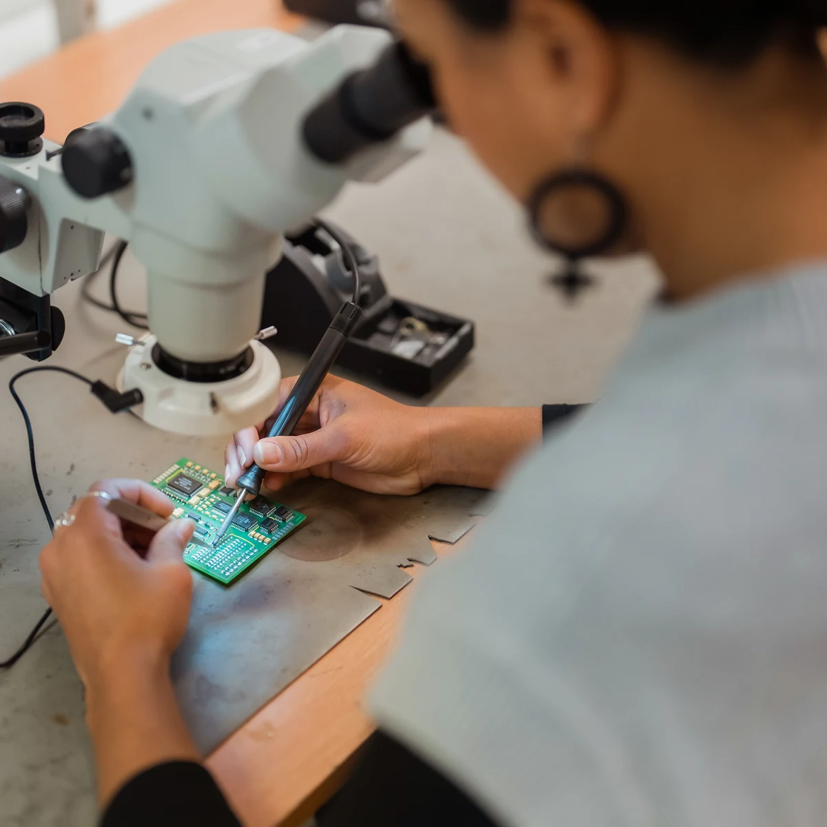 En person pekar på en skärm.