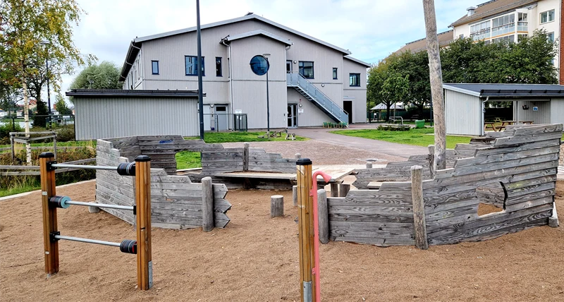 Utemijö på Orrholmens förskola, förskolebyggnad led en lekställning i form av ett skepp