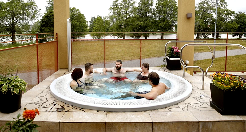 En grupp människor i en bubbelpool