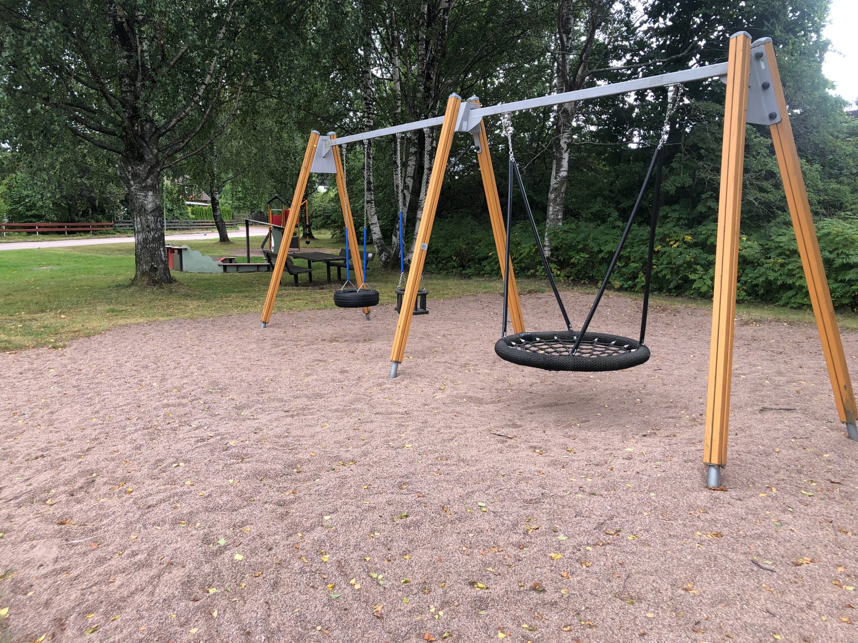 På Rödvingens lekplats finns olika gungor, klätterställning och en tillgänglighetsanpassad sandlek.