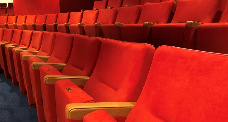 Arenans teaterstolar med rött tyg