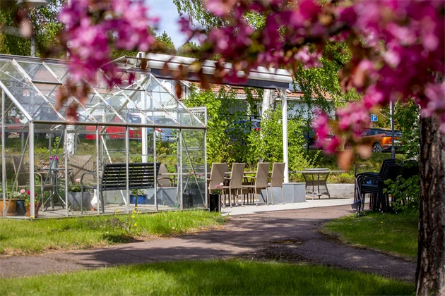 utemiljö på Vänervikens vårdboende en solig vårdag