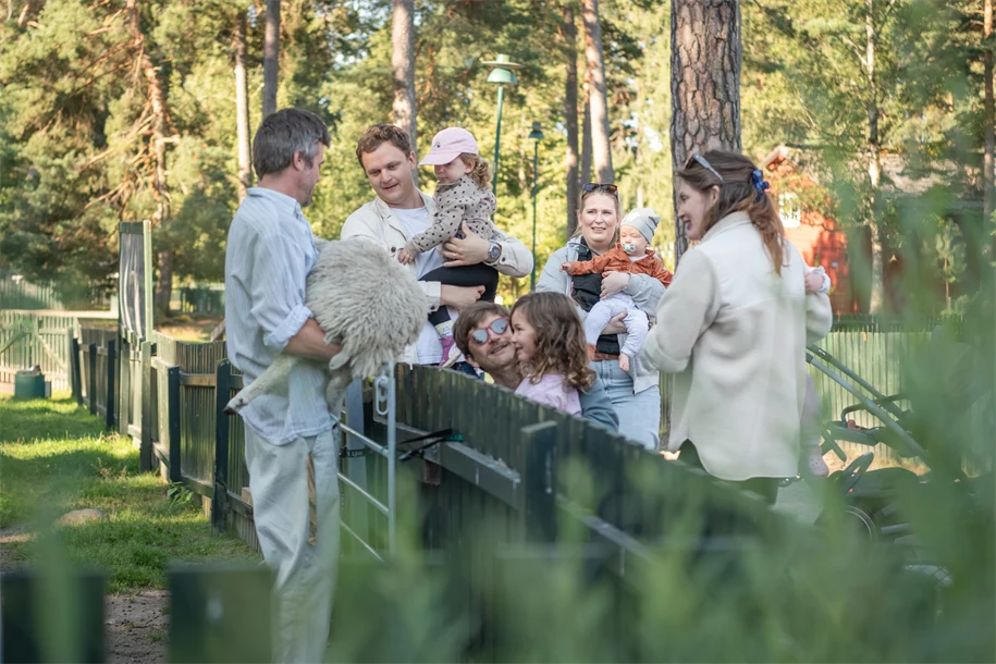 Barn med get och djurvårdare. 