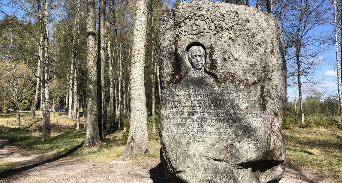 Sten med Gustaf Frödings ansikte inristat