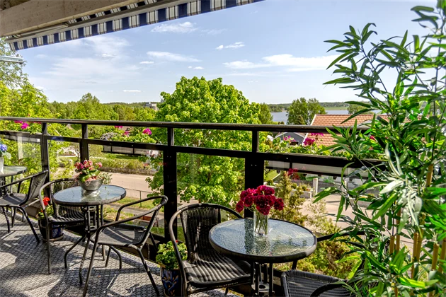 Utemiljö på Vänervikens vårdboende en solig vårdag