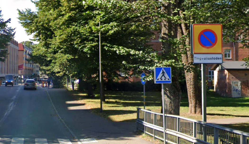 Nya skyltar på Herrhagen för parkering, bild på gata med skylt med områdesmärke. Gul botten, röd ytterkant. Cirkel i mitten som är blå och överstryken med ett röd sträck.