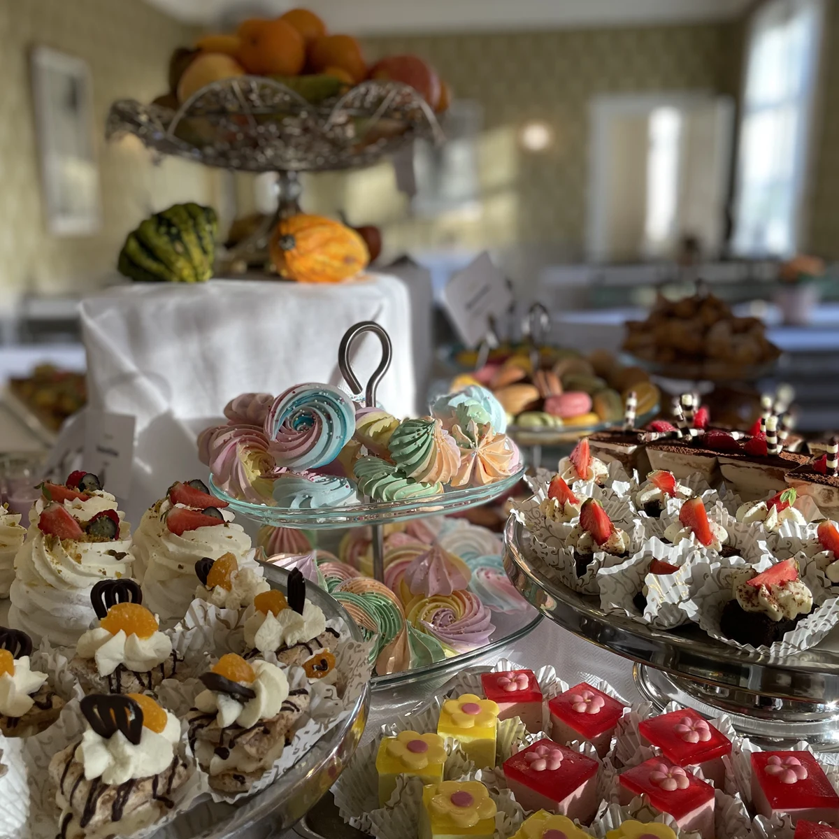 Färgglada bakverk uppställda på buffébord i matsalen på Alsters herrgård