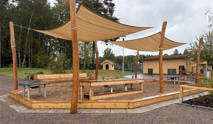 uteplats i trä på Vallargärdets förskola