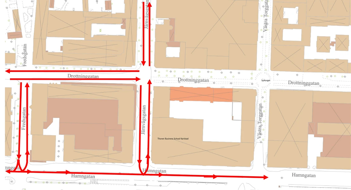Karta med röda streck med pilar för hur bilar får köra på Järnvägsgatan och runtomkring.