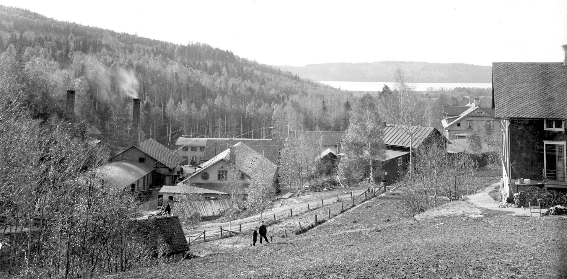 Svartvitt foto av Blombacka bruksmiljö 1903