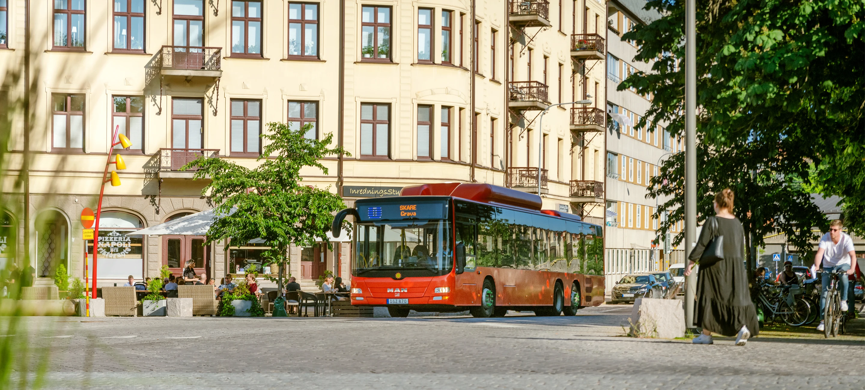 Buss vid gatukorsning i Haga