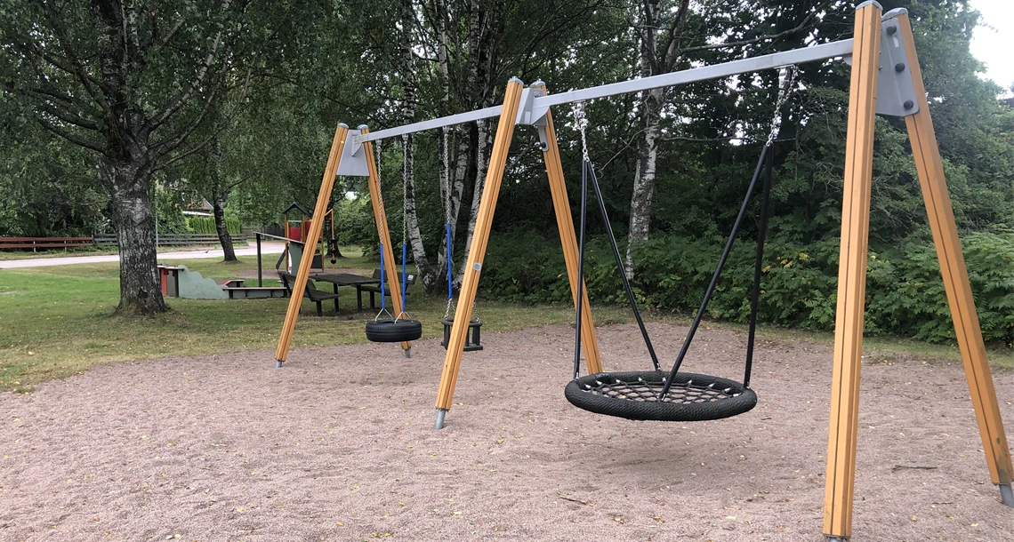 På Rödvingens lekplats finns olika gungor, klätterställning och en tillgänglighetsanpassad sandlek.