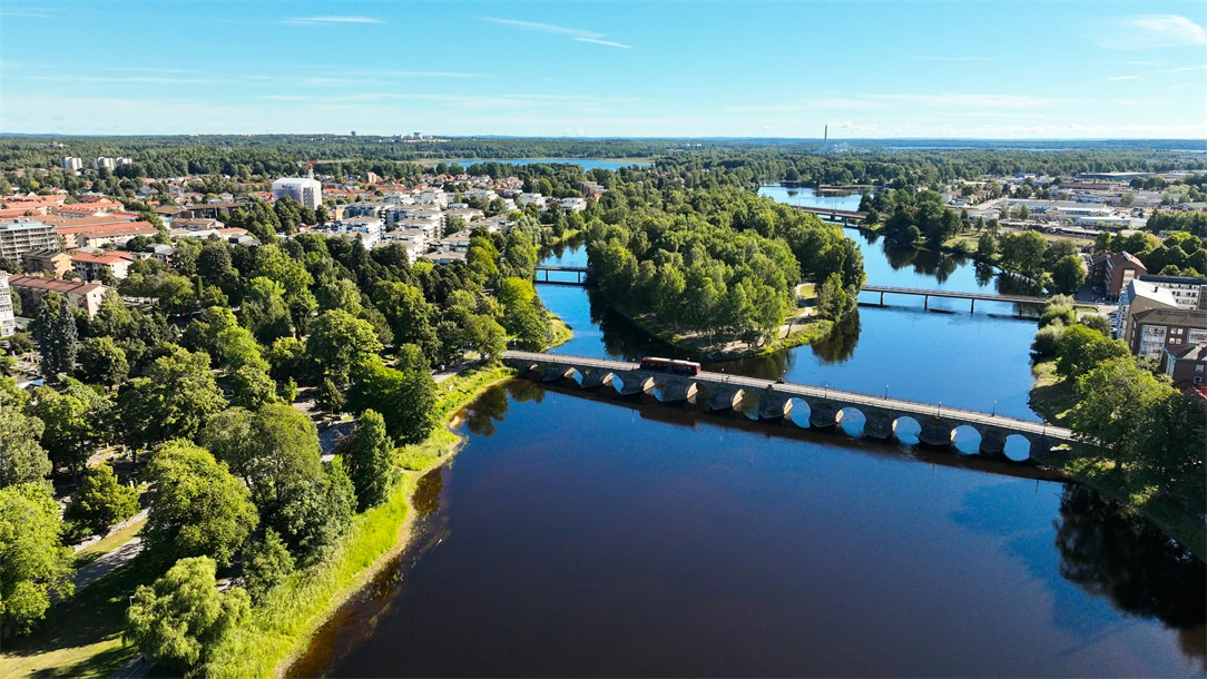 Drönarfotografi på gamla stenbron i Karlstad med buss som passerar över bron
