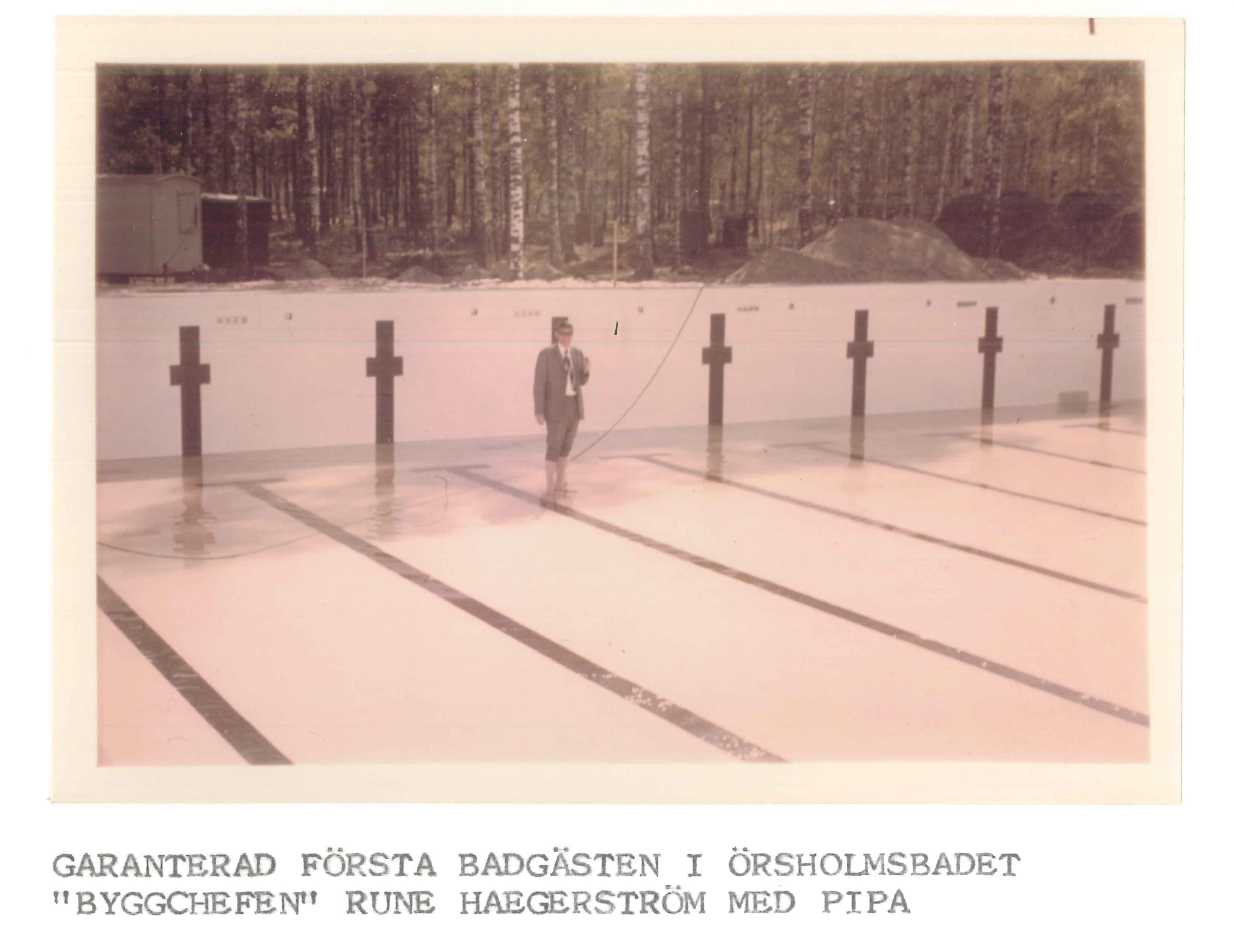Foto av första badgästen Örsholmsbadet. Rune Haegerström står med vatten till anklarna.