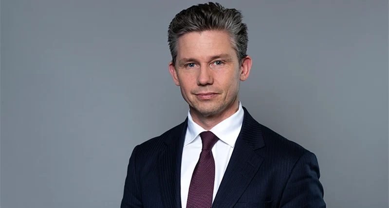 Bild på en man som ler mot kameran.