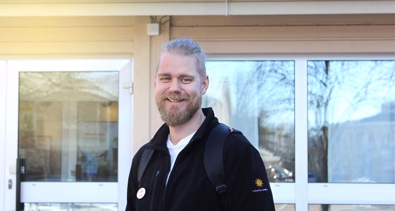 Man som ler mot kameran