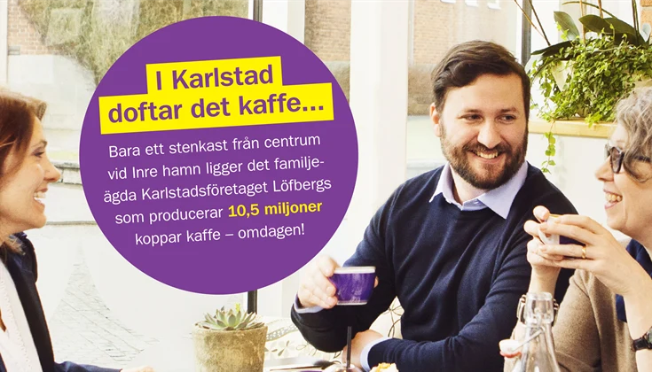 Tre personer fikar, text som står "I Karlstad doftar det kaffe. Bara ett stenkast från centrum i Inre hamn ligger det familjeägda Karlstadsföretaget Löfbergs som producerar 10,5 miljoner koppar kaffe - om dagen!"
