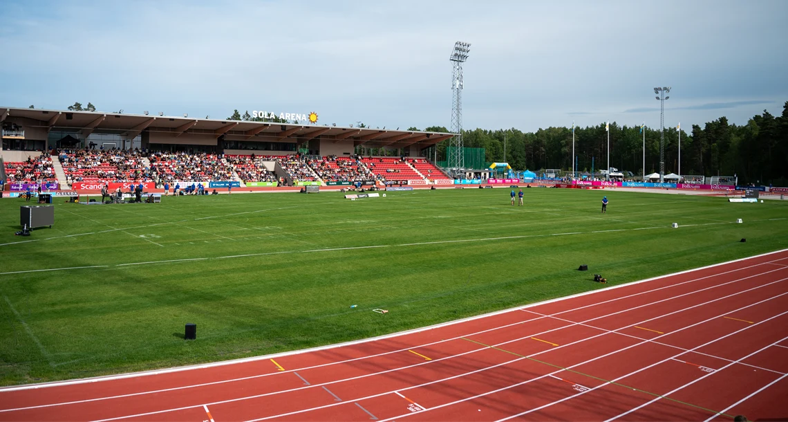 Översikt inne på Sola arena. Läktaren och den gröna planen syns.