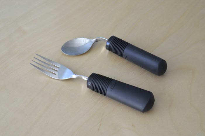 En gaffel och en sked med extra stora grepp.