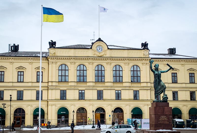 Ukrainsk flagga framför byggnad