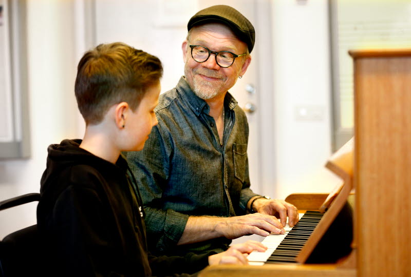 Lärare och elev som spelar piano