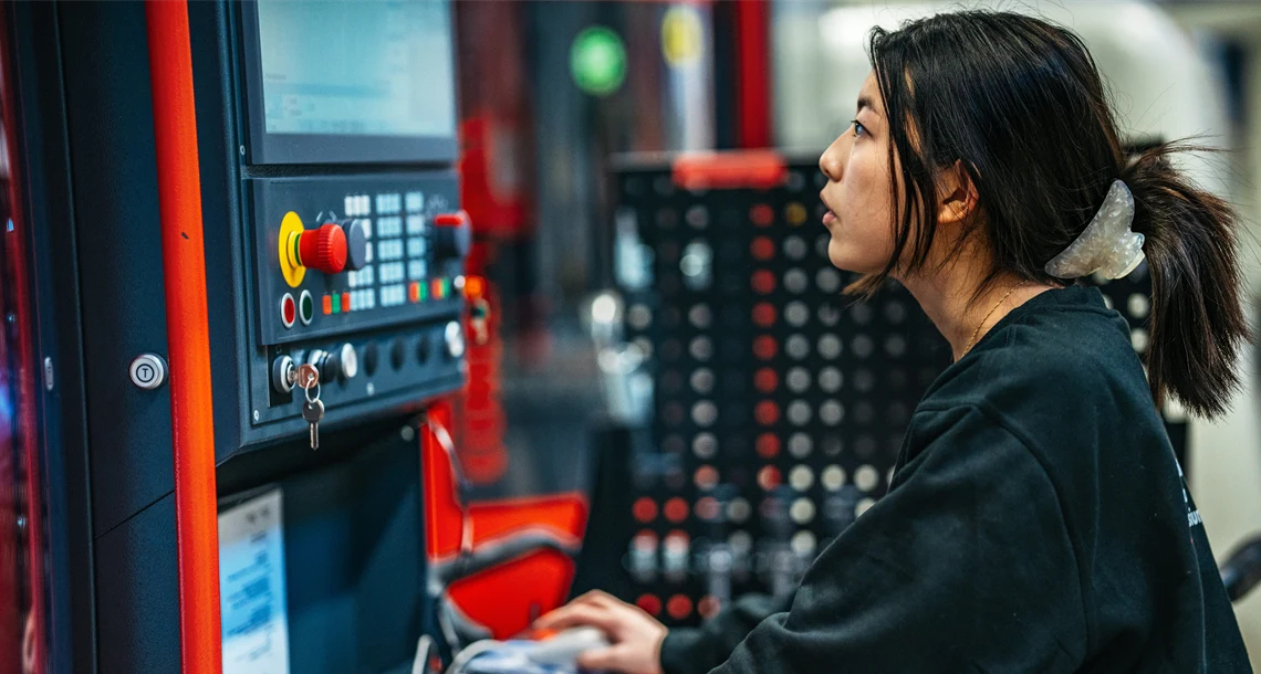 En person kör en CNC-maskin.