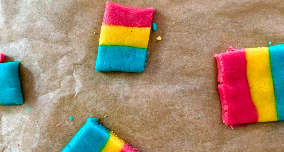 Ogräddade, färgglada kakor på plåt