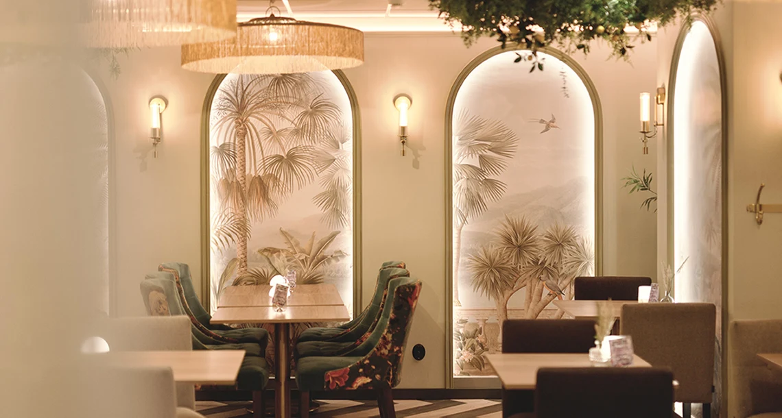 bord och stolar i tjusig miljö