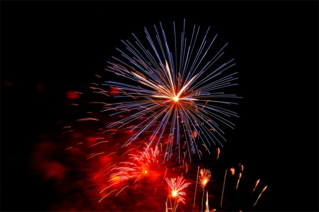 Ett fyrverkeri mot en mörk kvällshimmel
