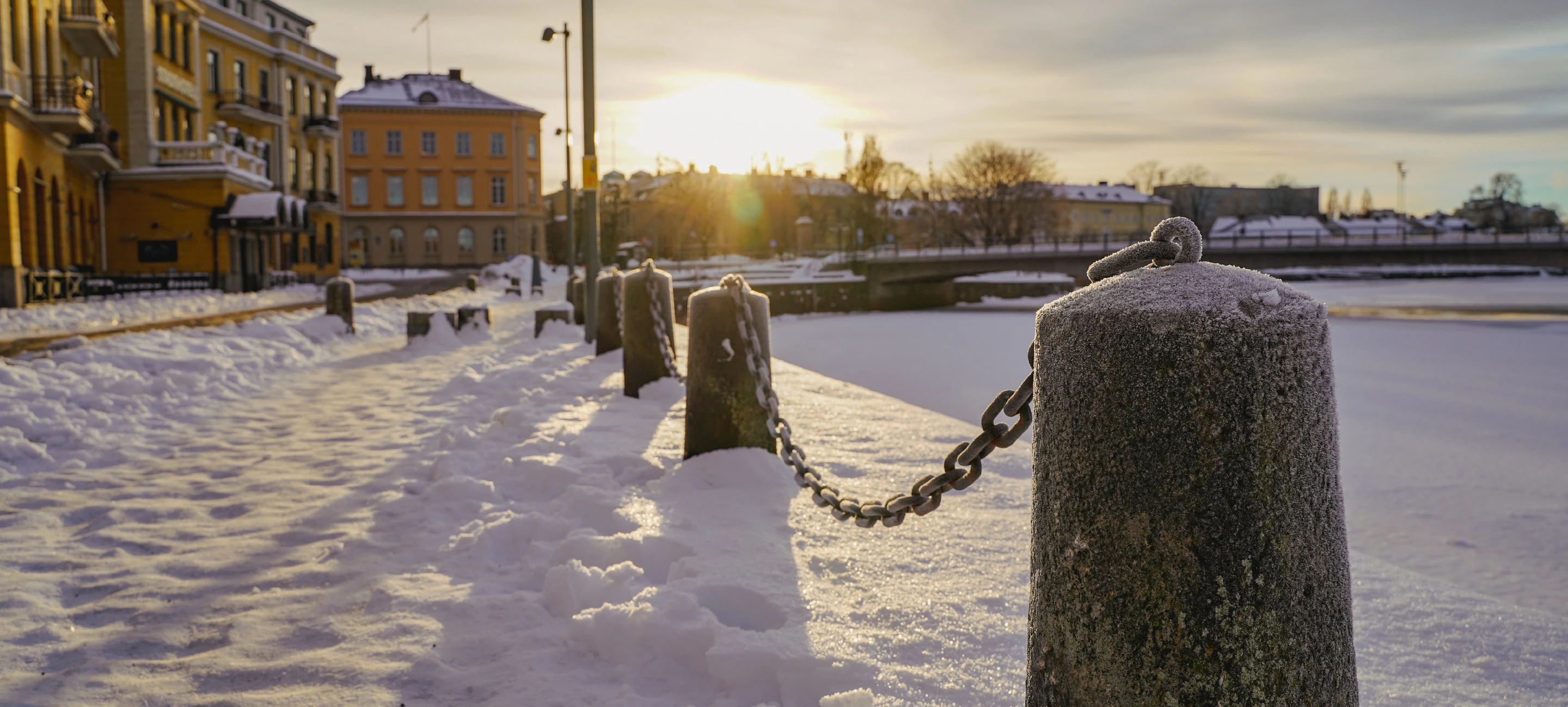 Gata utanför Stadshotellet i vintermiljö