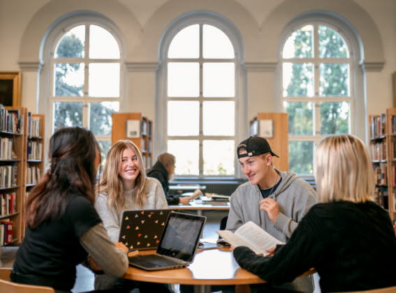 Elever i biblioteket på Tingvallagymnasiet.