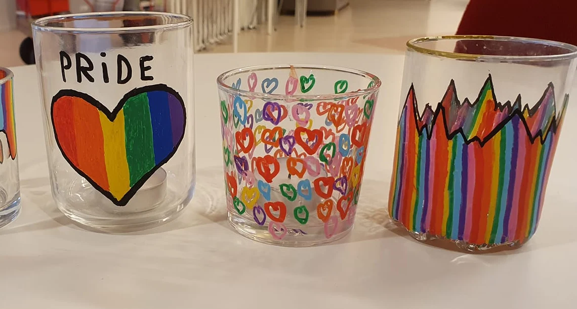 Glas målade med regnbågsfärger, med porslinsfärg