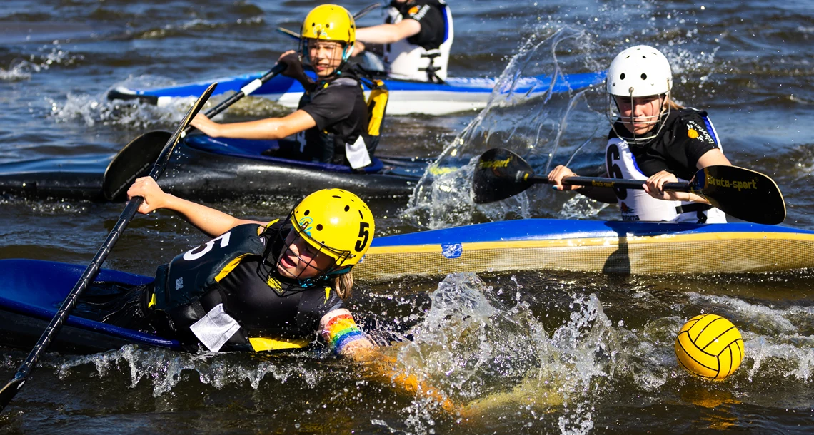 Personer spelar kanotpolo.