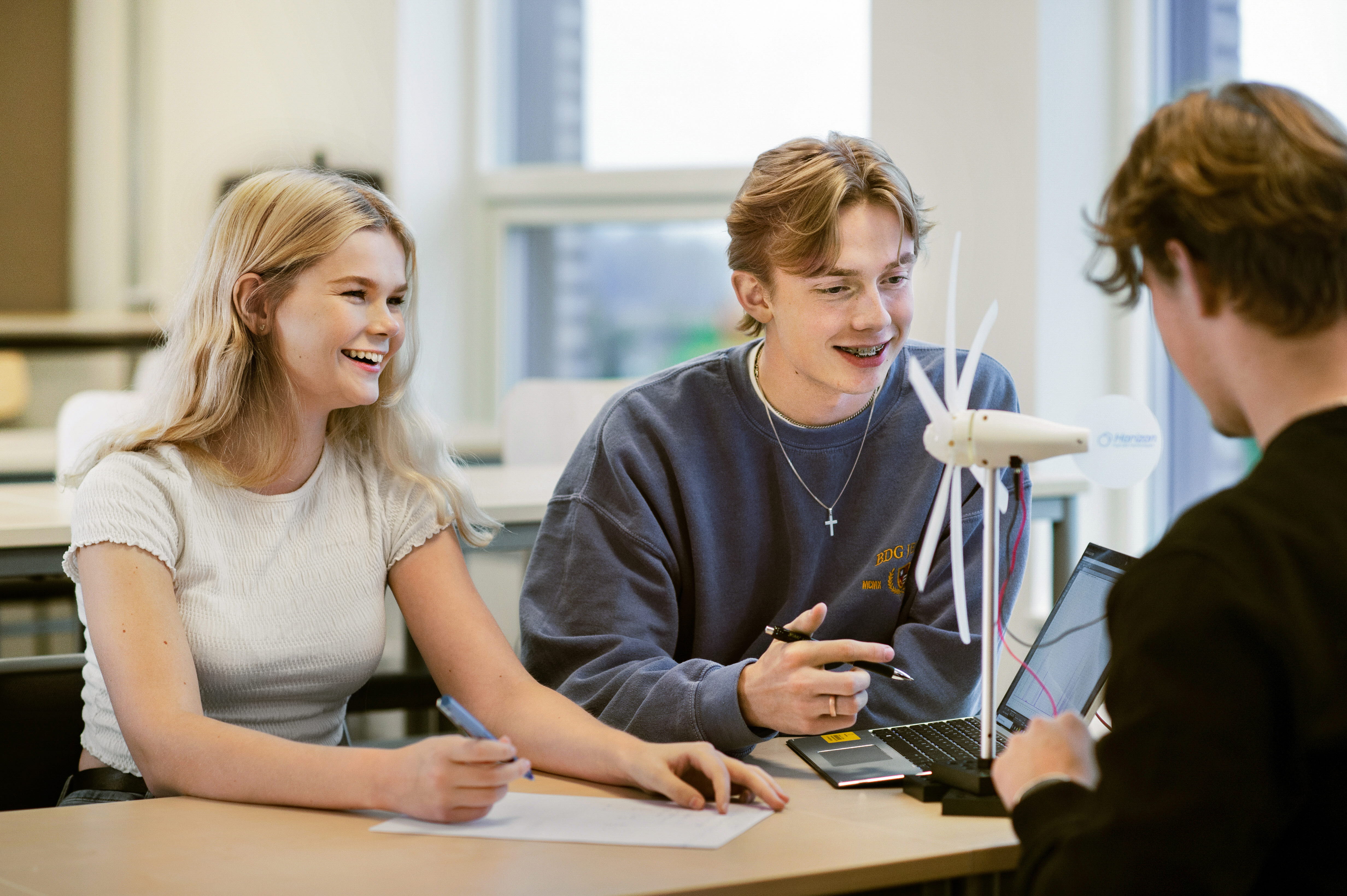 Elever från teknikprogrammet pluggar tillsammans