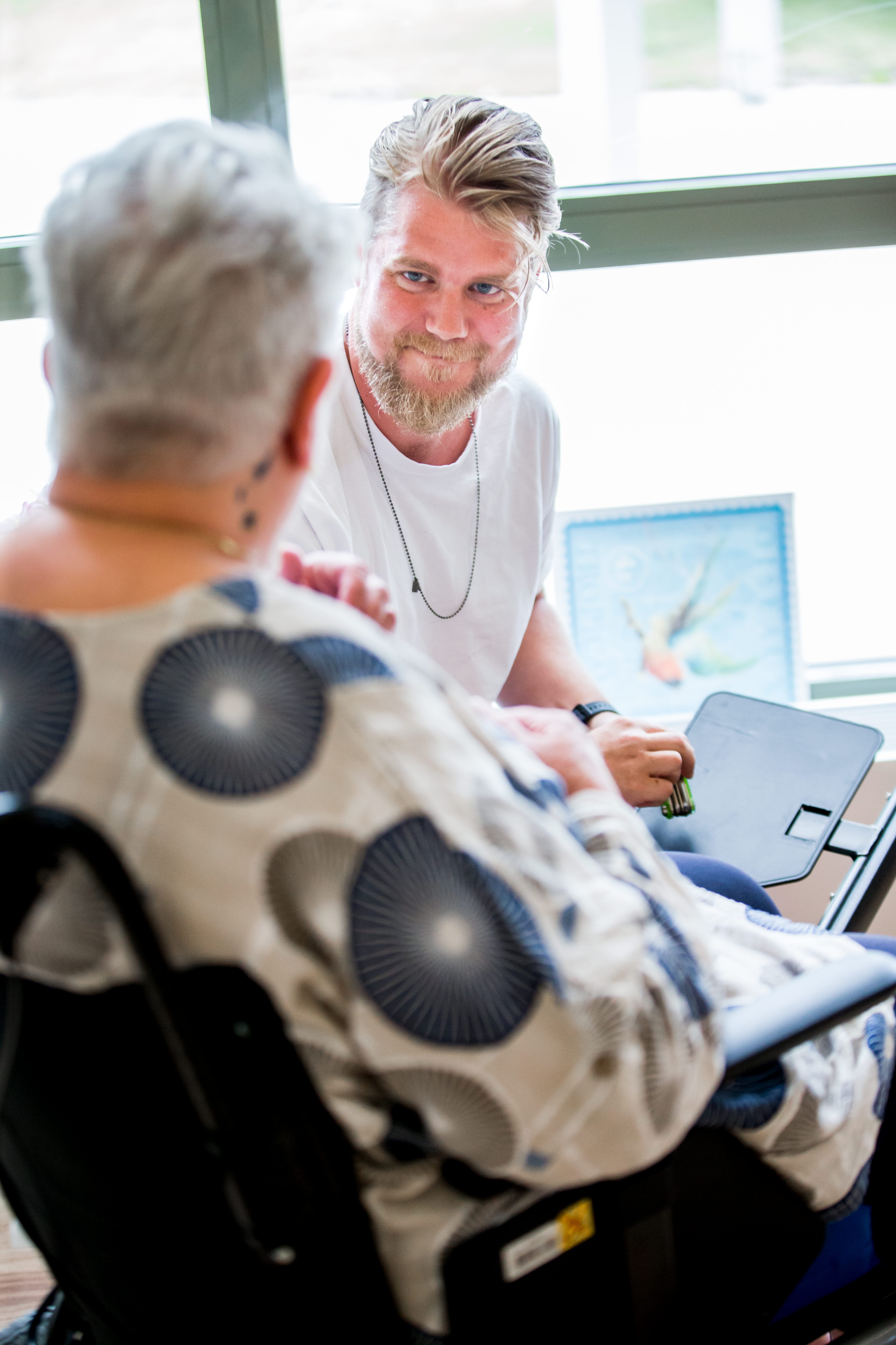 Arbetsterapeut hjälper kund att ställa in rullstol