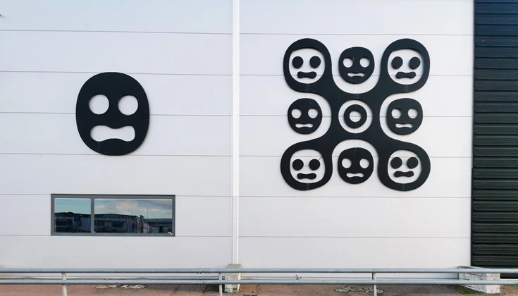 Konstverket Fokuserat här för ett koncentrerat nu