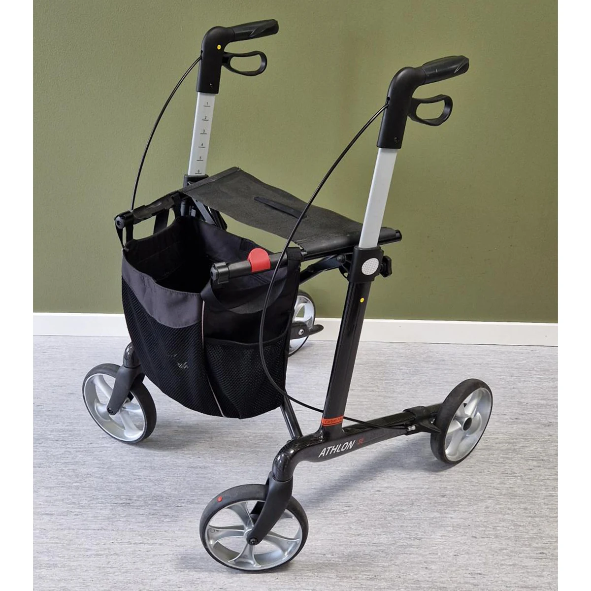 Rollator mot grön bakgrund
