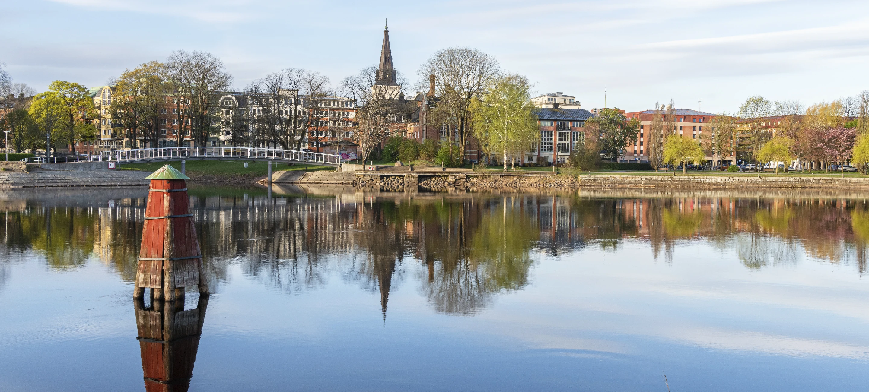Vy över Klarälven med domkyrkans torn i bakgrunden