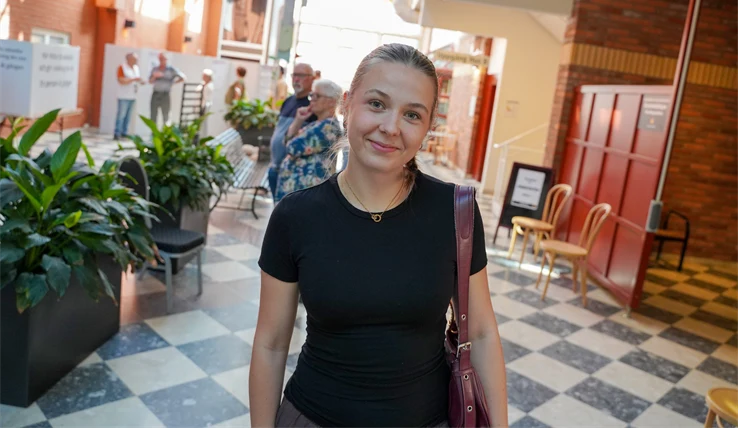 En kvinna ler mot kameran efter att ha röstat för första gången