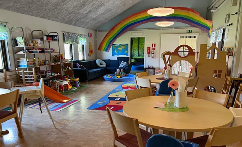 Huset och gården som tillhör öppna förskolan i Skåre.