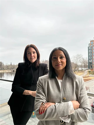 Projektledare Sara Persson och processledare Veronica Nilsson på en balkong med Klarälven och Stenbron i bakgrunden.