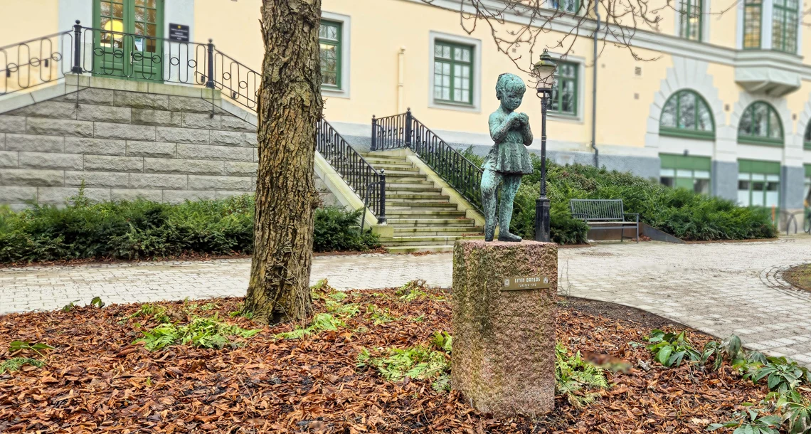 Skulpturen Liten dansös