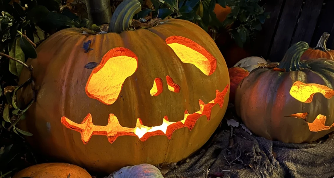 En pumpa med utskuret ansikte i halloween-stil