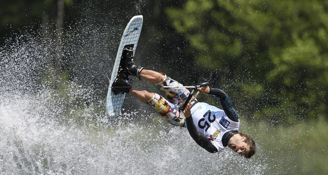 En person som tävlar i wakeboard